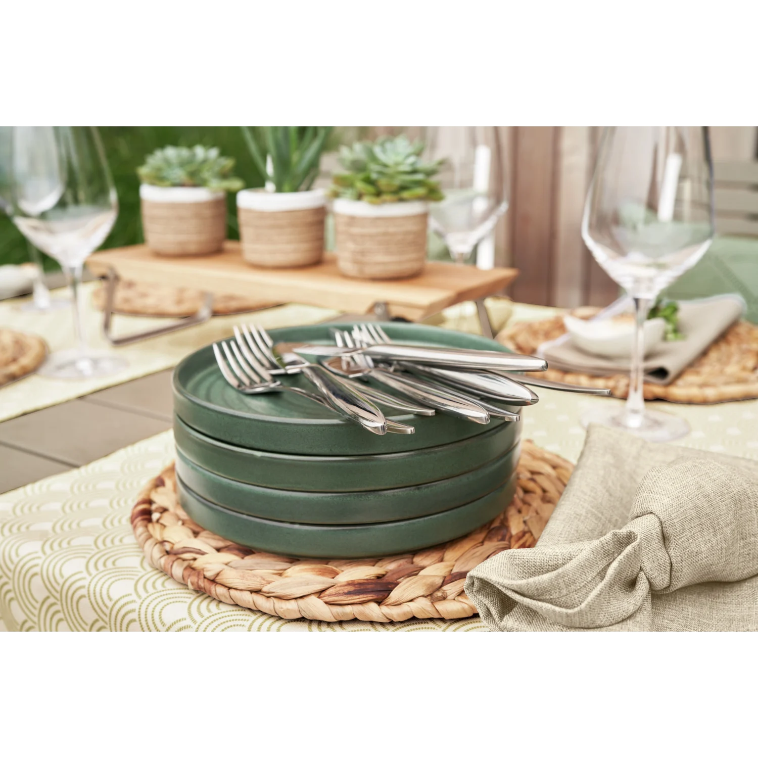 Vega Snug Green  чиния с нисък  борд Ø26см